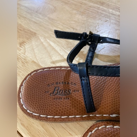 G.H. Bass & Co black thong sandals in size 7M. Excellent condition - Picture 3 of 5